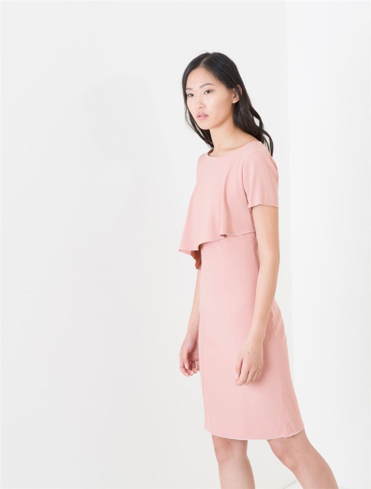 En rosa pálido, vestido de Max&Co (Precio 165 euros)