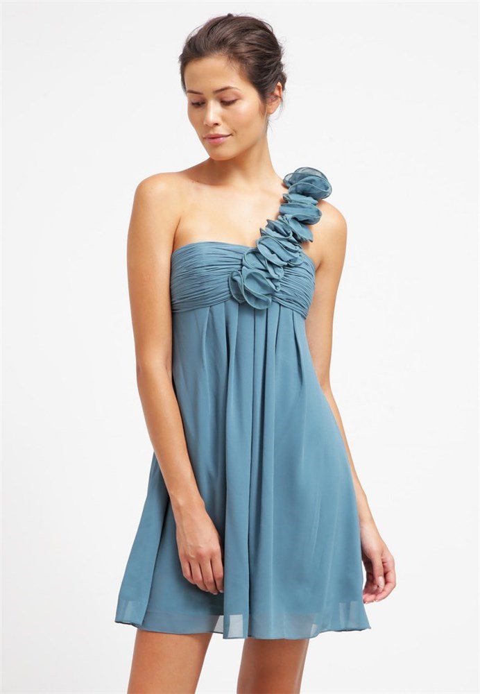 Vestido de escote asimétrico de la firma Laona Disponible en varios colores, a la venta en El armario de la tele (Precio 149,95 euros)